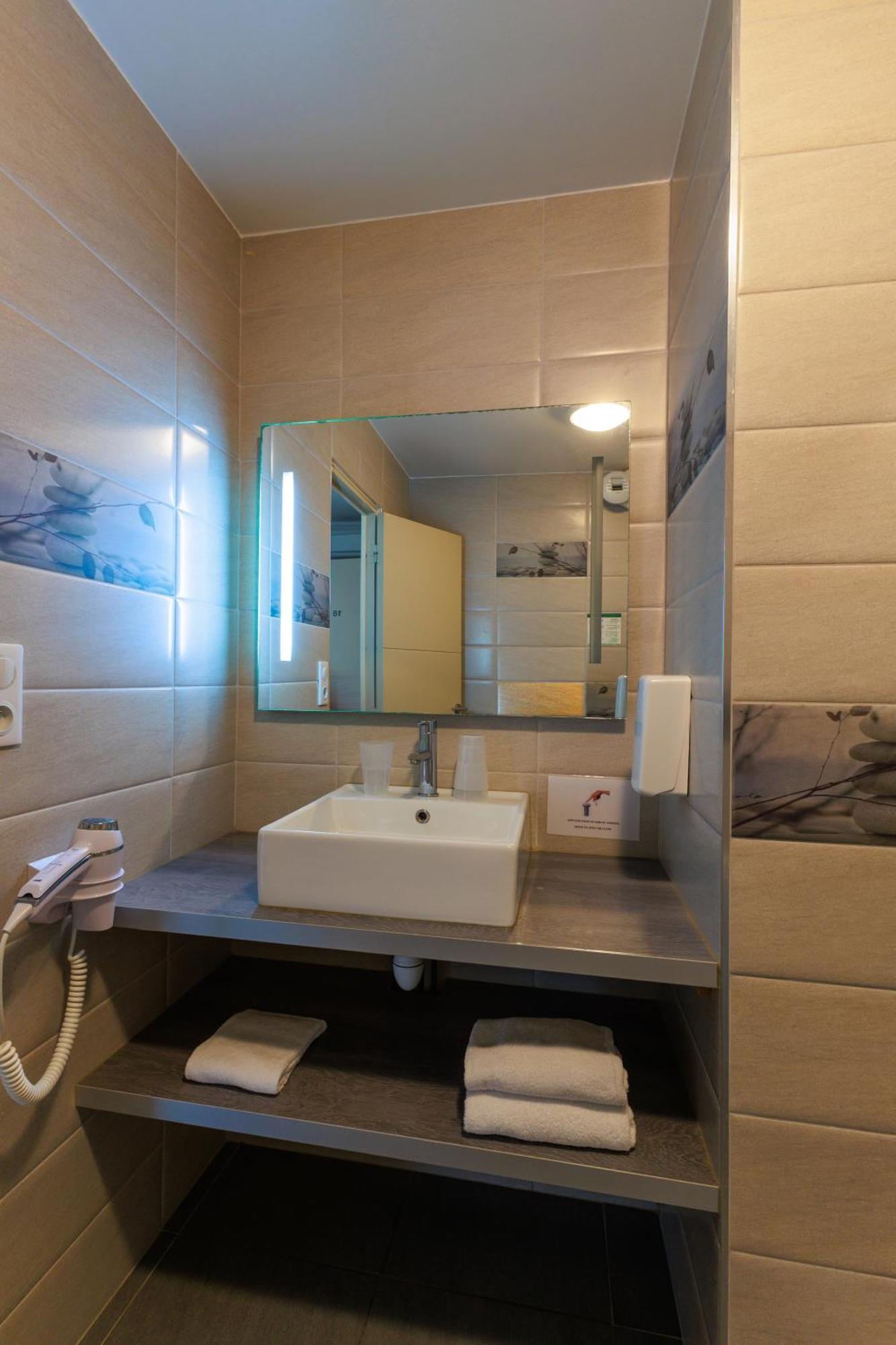 Logis Hotel Le Rochelois La Rochelle  Exterior photo